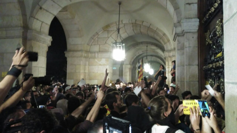 Manifestants davant mateix de les portes de l'edifici del Parlament, un cop desconvocada la multitudinària manifestació d'aquest dilluns. / Maria Rubio.