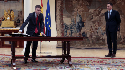 Iván Redondo promete su cargo como director del Gabinete de la Presidencia del Gobierno, en presencia de de Pedro Sánchez, en el Palacio de la Moncloa. POOL MONCLOA/ JM. Cuadrado