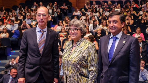 El conselleiro de Sanidede (a la izquierda) en los actos del 25 aniversario de la Escuela de Enfermería de la clínica en junio del año pasado.