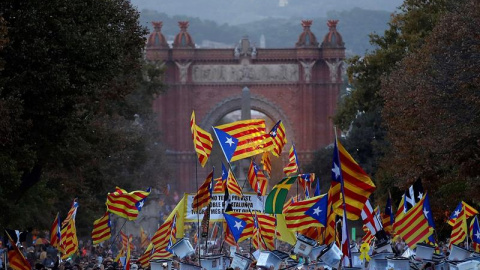 01/10/2018.- Vista de la manifestación soberanista, a su paso por el Arco de Triunfo de Barcelona, que tiene lugar esta tarde con motivo del primer aniversario del 1-O, bajo el lema "Recuperemos el 1 de Octubre". EFE/ Alberto Estévez