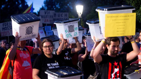 Las urnas que los organizadores de la marcha soberanista "Recuperemos el 1-O" han trasladado desde la Plaza Catalunya de Barcelona, llegan al Parlament, donde los manifestantes han sido recibidos por el presidente catalán, Quim Torra, y el presidente de 