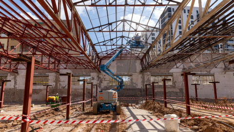 06/2022 - Las obras en el recinto de Can Batlló, en Barcelona, para crear el centro de proyectos cooperativos BLOC4BCN.