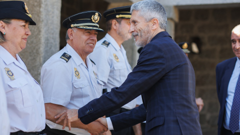 El ministro del Interior, Fernando Grande-Marlaska (d), saluda al Jefe de División y Perfeccionamiento de la Policía Nacional, Cirilo Durán (i), a su llegada a la inauguración del curso 'La formación en Policía Nacional.