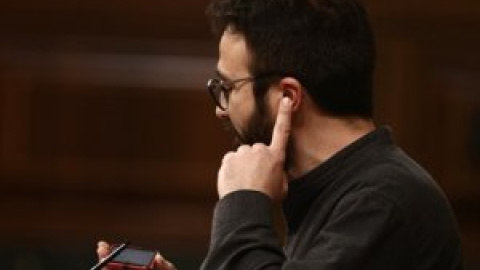 Un diputado de la CUP reproduce en el Pleno del Congreso parte de una canción de Hasél en protesta por su detención