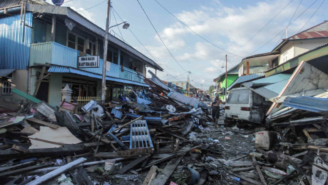 Un hombre camina después de que el terremoto y tsunami destruyesen Wani (Indonesia) - Reuters / Muhammad Adimaja