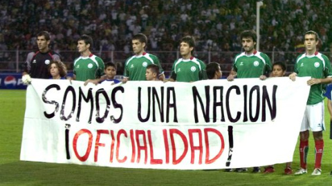 Deportistas vascos se manifiestan con una pancarta para pedir una selección propia.