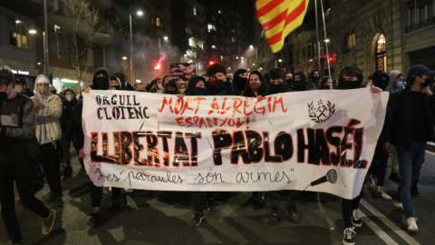 Una de les pancartes de la manifestació contra la detenció de Hasél a Barcelona.