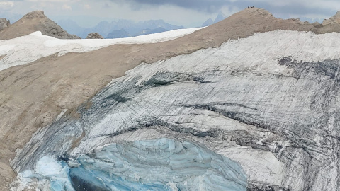 Los rescatistas buscan víctimas después de que una gran parte de un glaciar se desprendiera y sepultara a un grupo de excursionistas en la montaña Marmolada, Italia.