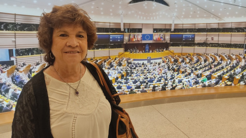 04/07/2022. Bandirali posa dentro del Parlamento Europeo, mientras se celebra una sesión.