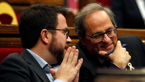 El vicepresident de la Generalitat, Pere Aragonès, i el president, Quim Torra, en el ple del Parlament d'aquest dimarts. EFE / Alberto Estévez.