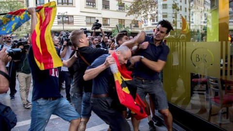 Ultras revientan la manifestación nacionalista del 9 d'Octubre en València / EFE