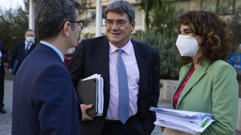 El ministro de la Presidencia, Félix Bolaños; el ministro de Inclusión, José Luis Escrivá, y la ministra de Hacienda, María Jesús Montero, conversan a su salida de la conferencia de Presidentes en el Museo Arqueológico Benahoarita, a 13 de marzo d