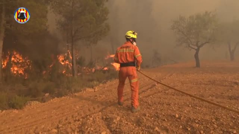 El incendio de Venta del Moro, en Valencia, se descontrola por el viento