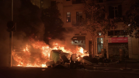 Imagen de contenedores quemados tras la manifestación en contra del encarcelamiento de Pablo Hasél.