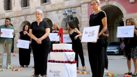 05/07/2022 -La protesta de Lafede.cat i altres entitats davant del Parlament per denunciar la demora en la creació del Centre de Drets Humans i Empresa.