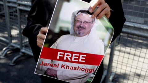 Un hombre sostiene una fotografía del periodista saudí desaparecido Jamal Khashoggi durante una manifestación por su desaparición.- EFE