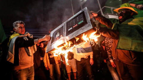 07/10/18.-Simpatizantes del candidato presidencial Jair Bolsonaro del Partido Social Liberal (PSL) se reúnen hoy, domingo 7 de octubre de 2018, y queman una urna electrónica en la avenida Paulista en Sao Paulo (Brasil). El ultraderechista Jair Bolsonaro