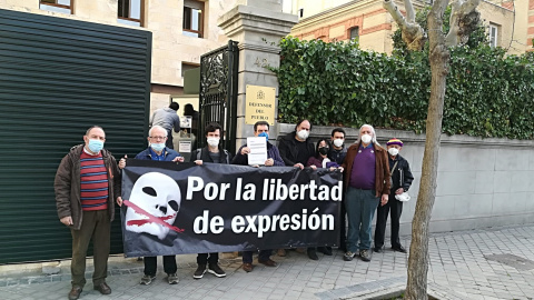 Grupo de manifestantes ante el Defensor del Pueblo