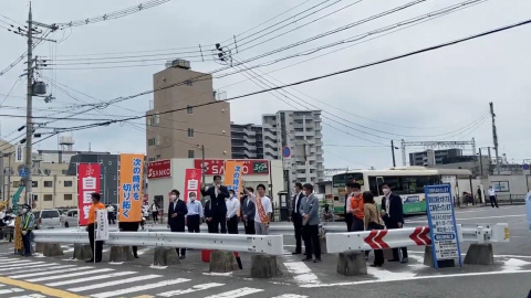 El ex primer ministro japonés, Shinzo Abe, observa después de llegar para su discurso en Nara.