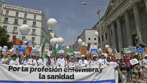 Unas 1.700 enfermeras, según datos de la delegación del Gobierno en Madrid, se han movilizado este sábado para exigir una mayor financiación de la sanidad pública, el aumento de plantillas en su especialidad y la mejora de sus condiciones laborales, 