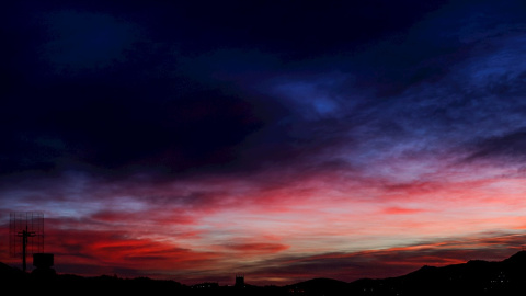 Vista del amanecer este martes sobre el monte Zorroaga de San Sebastián