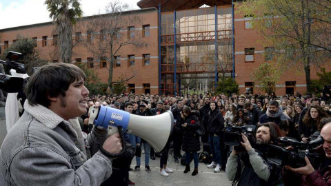 Un grupo de estudiantes de la Universidad Rey Juan Carlos (URJC), convocados por las Asambleas de Estudiantes, protestan tras las irregularidades del máster en Derecho Público del Estado Autonómico que obtuvo la presidenta de la Comunidad de Madrid, Cr