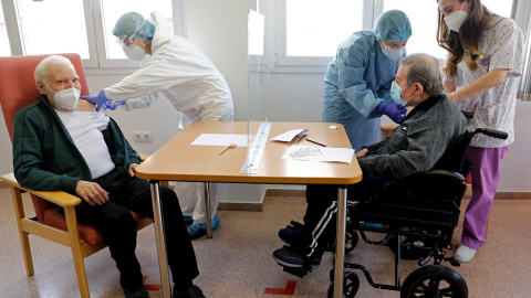 Dos sanitarias inyectan la vacuna a dos usuarios de una residencia en València.