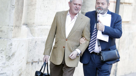 El 'número dos' de la trama Gürtel, Pablo Crespo y su abogado Miguel Durán, entrando a la Audiencia Nacional. EFE