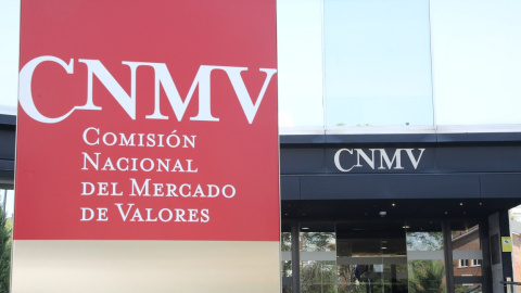 Cartel a la entrada del edificio de la Comisión Nacional del Mercado de Valores (CNMV) en Madrid. E.P./Marta Fernández