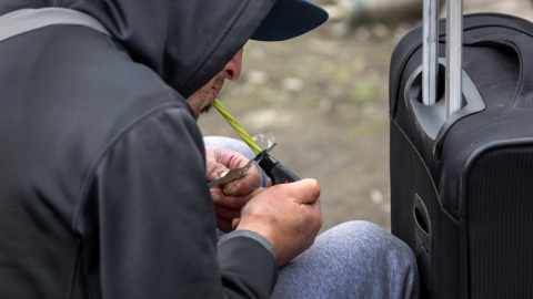 Un hombre de 24 años fuma fentanilo el 12 de marzo de 2022 en Seattle, Washington.