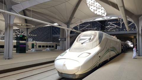 Un tren de alta velocidad entra en la nueva estación KAEC, cerca de la ciudad de Jeddah. REUTERS/Stephen Kalin