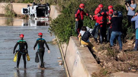 11/10/2018.- Los equipos de rescate de la Unidad Militar de Emergencias rastrean hoy, de "forma minuciosa", las zonas del Levante afectadas por las lluvias torrenciales en las que se sospecha podrían encontrar a las tres personas que permanecen desaparec