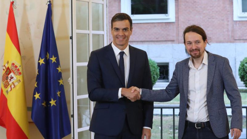 El presidente del Gobierno, Pedro Sánchez, y el secretario general de Podemos, Pablo Iglesias, en el Palacio de la Moncloa en la firma del acuerdo sobre el proyecto de ley de presupuestos para 2019. EFE/ Zipi