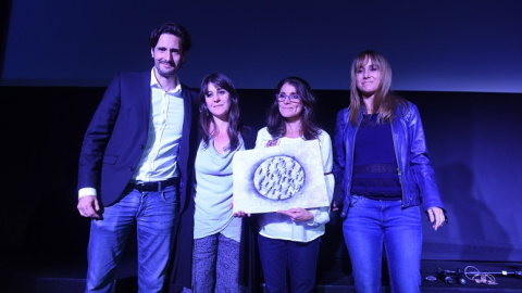 De izqda a dcha, Juan Diego Botto, Natalia y Paula Slepoy, Ana Pardo de Vera en el homenaje al abogado Carlos Slepoy. / FERNANDO SÁNCHEZ