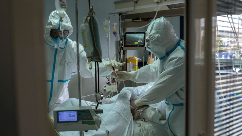 Trabajadores sanitarios atienden a un paciente con coronavirus en la UCI del Hospital Cosaga de Ourense.