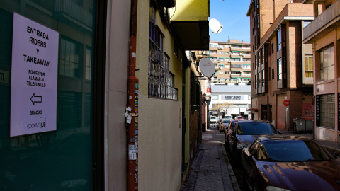 Entrada a unas "cocinas fantasma" y al fondo, el mercado de Tetuán.