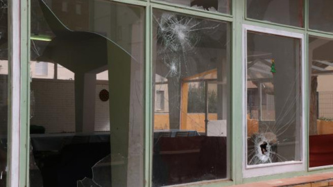 Ventanas del centro de menores de Torredembarra (Tarragona), destrozadas tras los ataques.