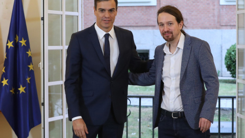 El presidente del Gobierno, Pedro Sánchez, y el secretario general de Podemos, Pablo Iglesias, tras la firma en el Palacio de la Moncloa del acuerdo sobre el proyecto de ley de presupuestos para 2019. EFE/ Zipi