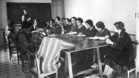 María de Maeztu impartiendo clase en la Residencia de Señoritas - ARCHIVO INSTITUTO INTERNACIONAL, MADRID