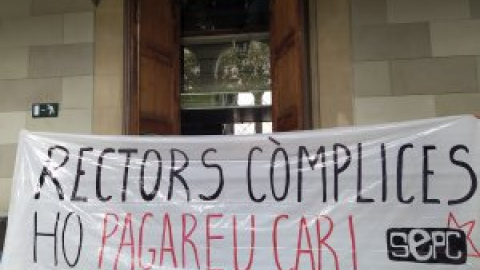 Medio centenar de estudiantes irrumpen en las oficinas de la Universitat de Barcelona contra la prisión de Hasél