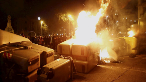 Aspecto de manifestación de viernes, en Barcelona, tras la cuarta noche de protestas por la detención del rapero Pablo Hasél.