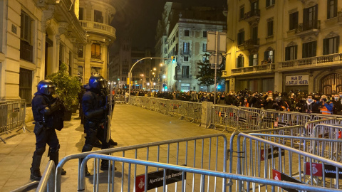 Agents de la policia davant la prefectura de la Policia Nacional de la via Laietana de Barcelona, blindada amb tanques de seguretat davant d'una manifestació per l'alliberament del cantant Pablo Hasél.