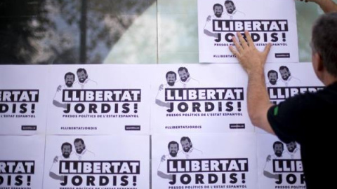 Carteles en defensa de la puesta en libertad de 'los Jordis'. EFE/Archivo