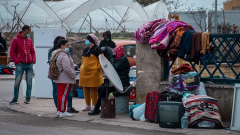 Parte de las familias que vivían en el asentamiento chabolista de Palos de la Frontera (Huelva) que ha quedado debastado tras el incendio.