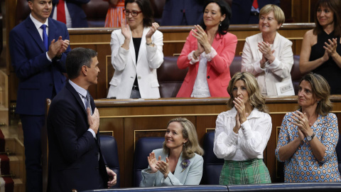 El presidente del Gobierno, Pedro Sánchez (i) es aplaudido por la bancada socialista tras su intervención en la primera jornada del debate sobre el estado de la nación este martes en el Congreso de los Diputados