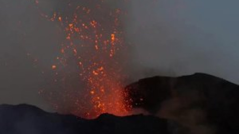 El volcán Etna expulsa lava con fuerza