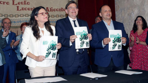 12/06/2019.- Los líderes del PSPV-PSOE, Ximo Puig (c), de Compromís, Mónica Oltra, y de Unides Podem-EU, Rubén Martínez Dalmau, han firmado el pacto del nuevo gobierno valenciano, el Botànic II, en un solemne acto en el castillo de Santa Bárbara de