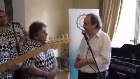 El embajador de Argentina en España, Ricardo Alfonsín, en un momento del encuentro con el grupo de cumbia Los Palmeros