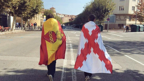 Dos chicos en un acto de la asociación juvenil Cruz de Borbogna, ligada al partido Carlista.