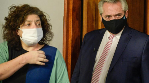 19/02/2021.- Fotografía de archivo fechada el 12 de agosto de 2020 de Carla Bizzotti (i) nueva ministra de Salud de la Argentina junto al Presidente Alberto Fernández.